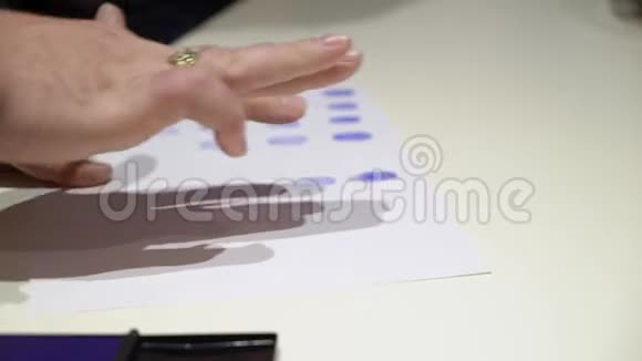 纸上指纹的特写视频的预览图