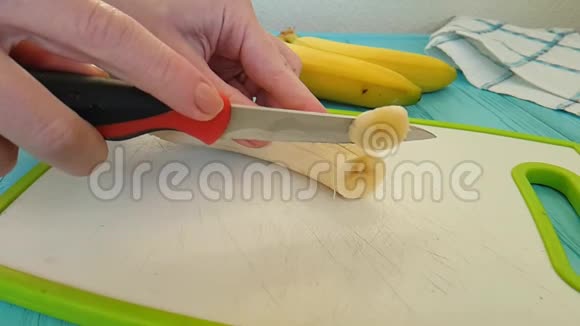 手拿刀切香蕉视频的预览图