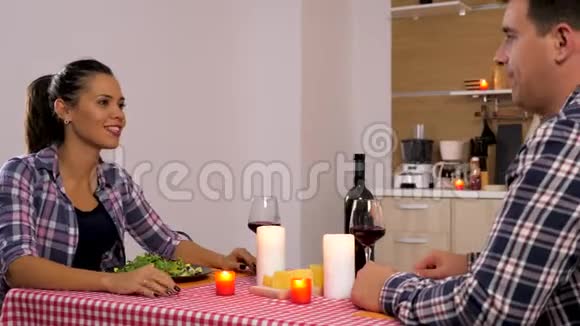 厨房里一对漂亮的情侣在烛光下吃饭视频的预览图