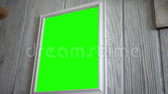 特写特色墙上的绿色屏幕白色乡村相框视频的预览图