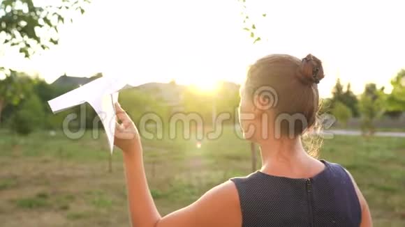女人在日落的背景下发射纸飞机梦想旅行或空姐的职业慢慢视频的预览图