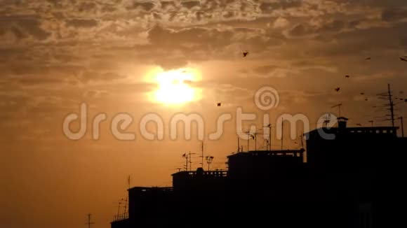 日出俄罗斯天际线剪影建筑和金色的太阳时光流逝视频的预览图