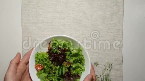 在桌面上提供素食沙拉视频的预览图