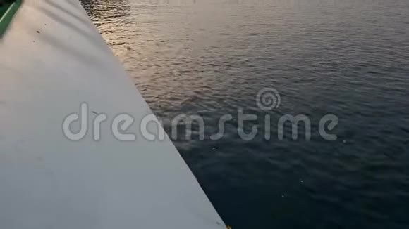 日落前船驶离码头视频的预览图