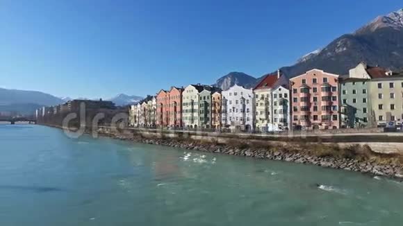 4K奥地利令人惊叹的因斯布鲁克与因河和阿尔卑斯山的全景城市景观冬季视频的预览图