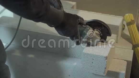 建筑工人用圆锯锯制加气混凝土砌块视频的预览图