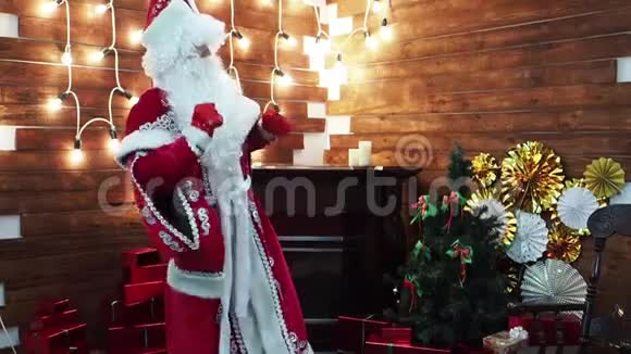 弗罗斯特神父圣诞老人在壁炉旁欢乐视频的预览图
