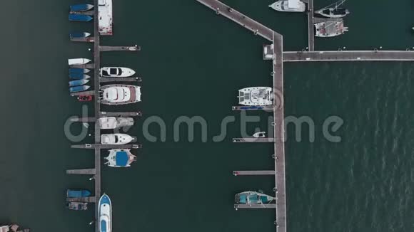在夸城的港口上空飞行无人机无人机平稳上升相机垂直下降视频的预览图