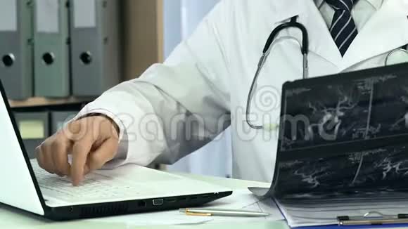 男性心脏病专家检查血管x光在笔记本电脑上诊断视频的预览图