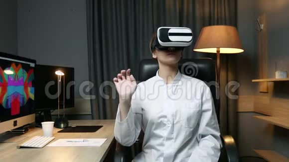 女科学家的工作与虚拟现实眼镜坐在她的办公室科学和研究理念视频的预览图