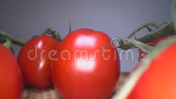 多莉在木制桌子背景上拍摄了红色的西红柿滑过自家种植的蔬菜健康饮食视频的预览图