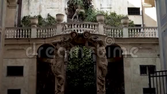 拱门雕塑古建筑行动由雕像构成的拱门通向花园古代欧洲视频的预览图