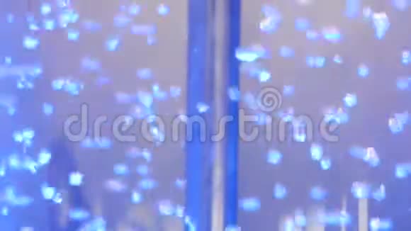 蓝色背景抽象气泡在水中媒体蓝色背景下的水中的氧气泡如生态学概念视频的预览图