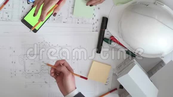 工程师们正积极地在桌上画着铅笔记号笔电话和贴纸视频的预览图