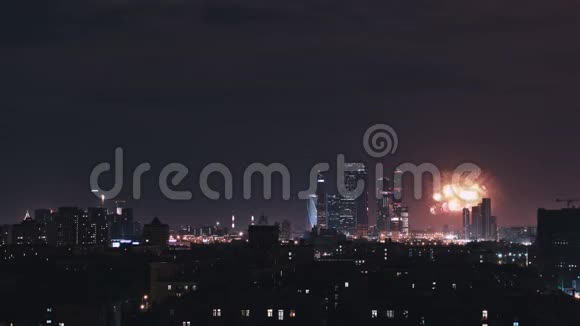 在晚上的焰火中拍摄莫斯科全景莫斯科城市商务中心全景视频的预览图