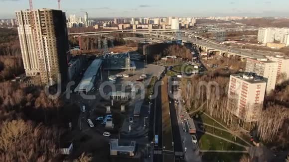 空中观景城市景观高速公路与移动汽车视频的预览图