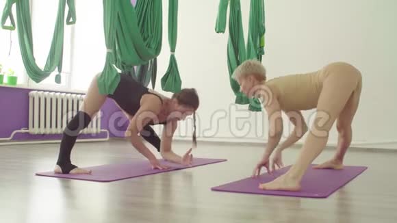 中青年女子同步练习瑜伽体式视频的预览图