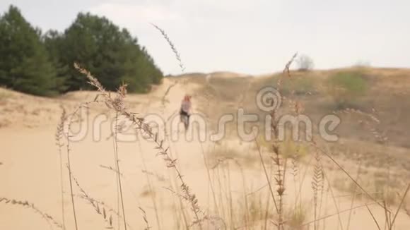沙漠中的女性旅行者视频的预览图