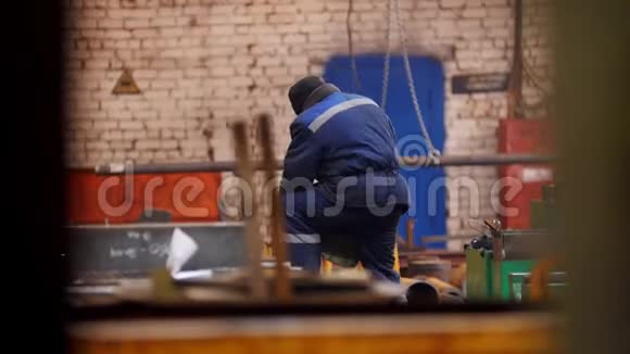 建筑工厂一名工人坐在起重机械附近视频的预览图
