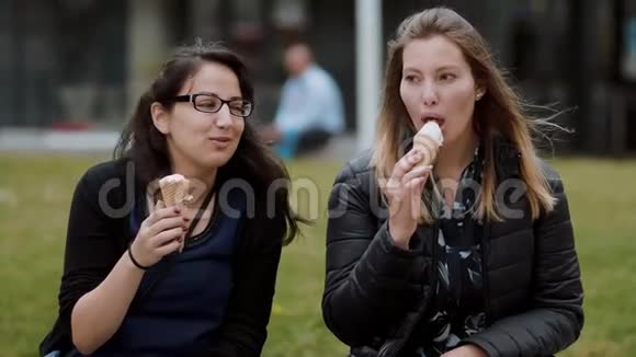 在公园里吃冰淇淋视频的预览图