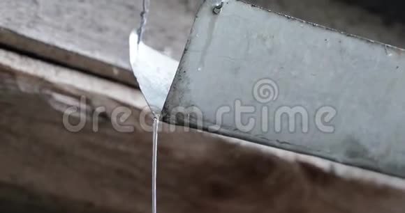 雨水在白天从金属槽中排出视频的预览图
