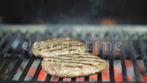 大肥多汁的汉堡肉夹菜在烤架热和烟上准备就绪视频的预览图