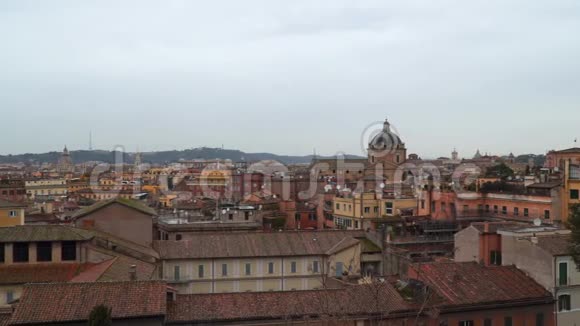 罗马建筑的瓷砖屋顶视频的预览图