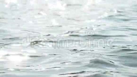 关闭海面或池塘湖面循环视频视频的预览图