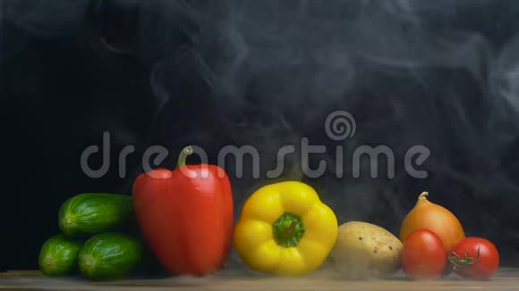 冷时蔬菜的静物或成分冻时的蒸汽缓慢的运动视频的预览图
