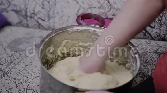 女孩把面团揉成一个大锅快关门做一个大蛋糕和婚礼蛋糕视频的预览图