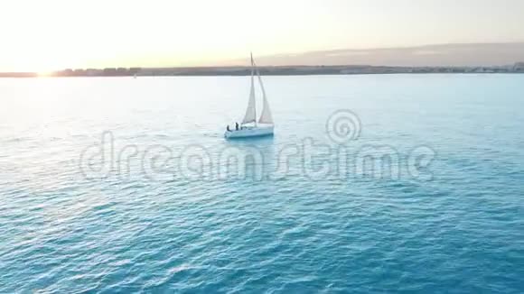空中观景游艇在公海上航行帆船拍视频上面的游艇从船上俯瞰视频的预览图