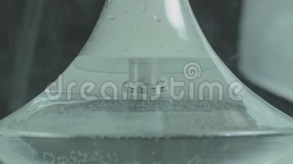 吸烟过程中用水的透明烧瓶视频的预览图