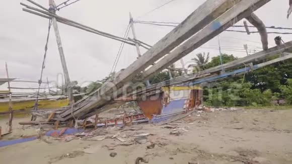破碎的帆船在沙滩上的海洋视频的预览图