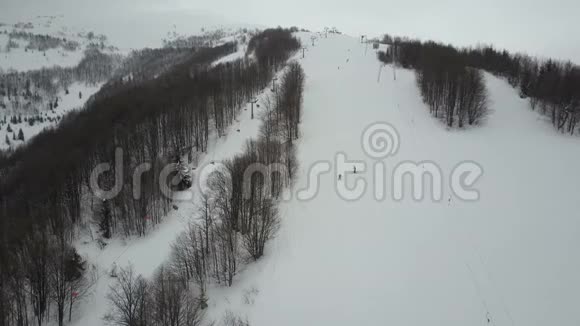 喀尔巴阡滑雪场从高处飞越山脉鸟人们在滑雪板上下降的视野视频的预览图