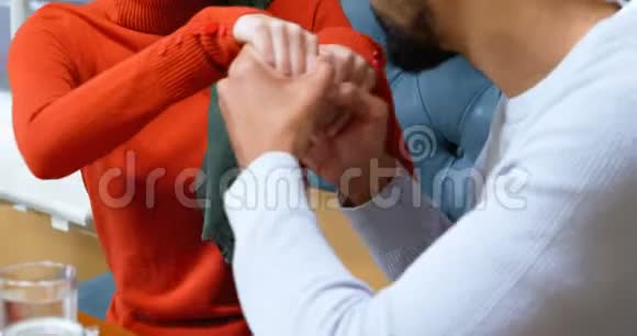 4k餐厅男人亲吻女人的手视频的预览图
