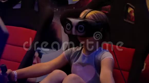 虚拟现实女孩坐在椅子上户外娱乐视频的预览图
