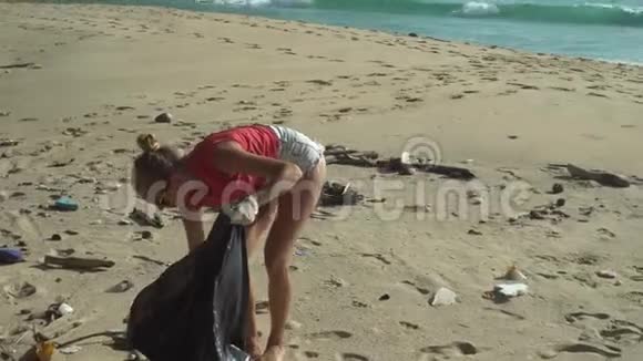 女人在清理海滩视频的预览图