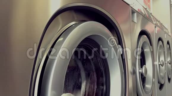 自助洗衣机工作视频的预览图