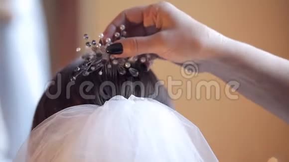 新娘戴着面纱固定她的发夹关门视频的预览图