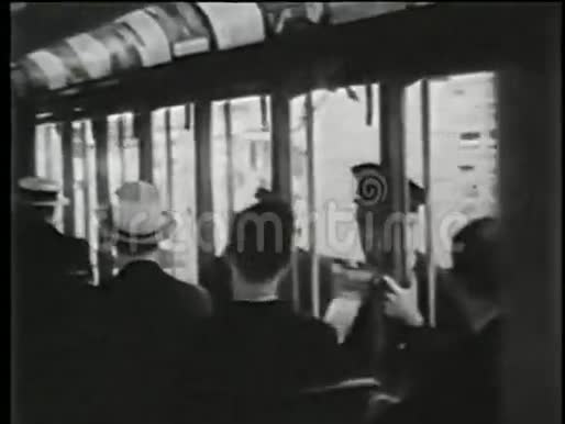 上世纪30年代乘坐纽约市电车的乘客视频的预览图