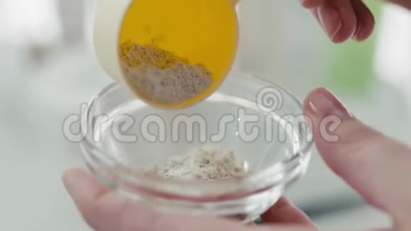 女人手在碗里搅拌化妆品面膜特写镜头视频的预览图