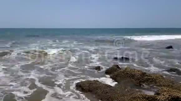 阿拉伯海石质海岸时间推移视频的预览图