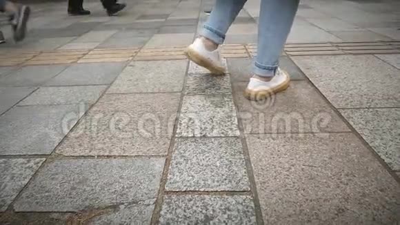 人们在日本Totyo散步视频的预览图