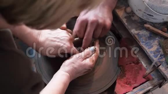 陶艺大师班波特轮子和手视频的预览图