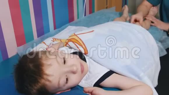 医疗诊所脑瘫儿童的职业放松腿部按摩视频的预览图
