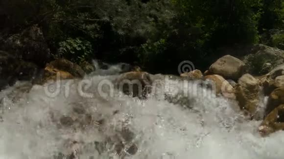 美丽的山瀑布来自森林河美丽的森林背景慢动作黑山视频的预览图