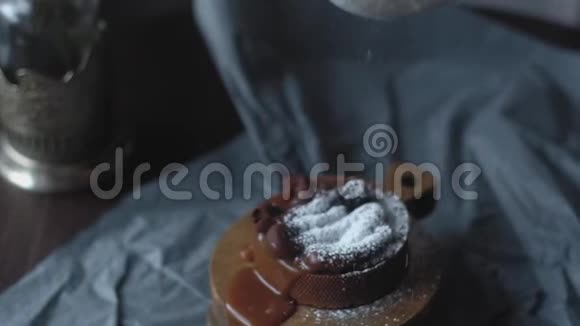 蛋糕与焦糖洒在上面的糖粉慢动作视频的预览图
