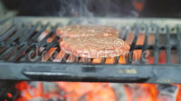 牛肉或猪肉切块在网格上烤做汉堡包视频的预览图
