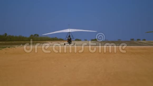 2架悬挂式滑翔机沿着跑道行驶视频的预览图