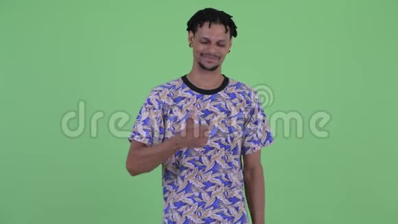 快乐的年轻英俊的非洲男人竖起大拇指看上去很兴奋视频的预览图